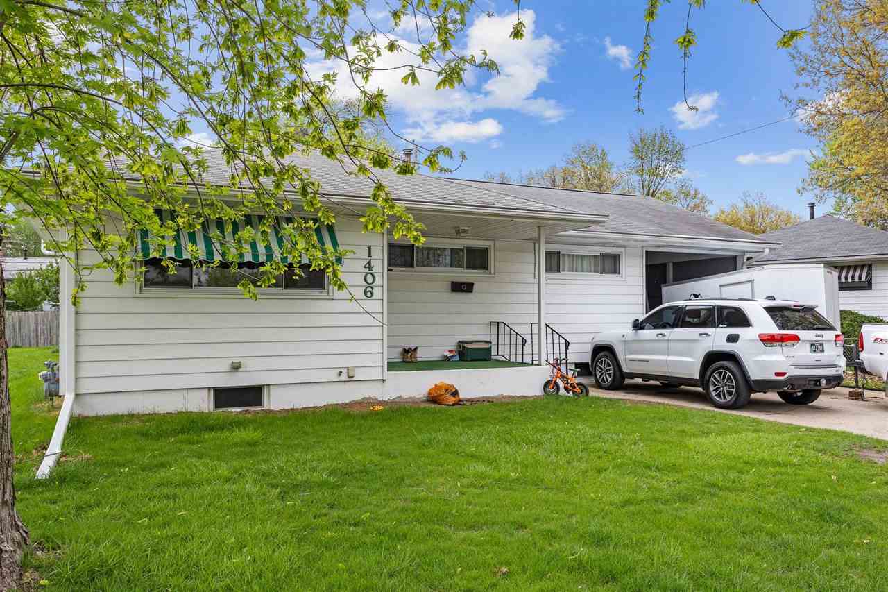 Property Photo: 1406 Plum St IA 52240
