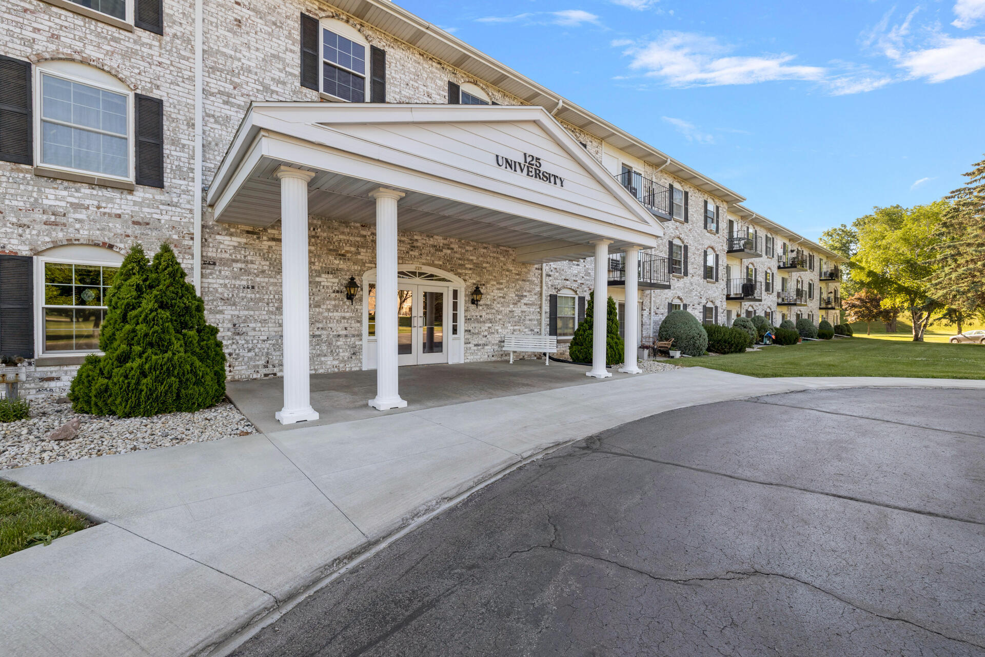 Property Photo:  125 N University Dr 109  WI 53095 