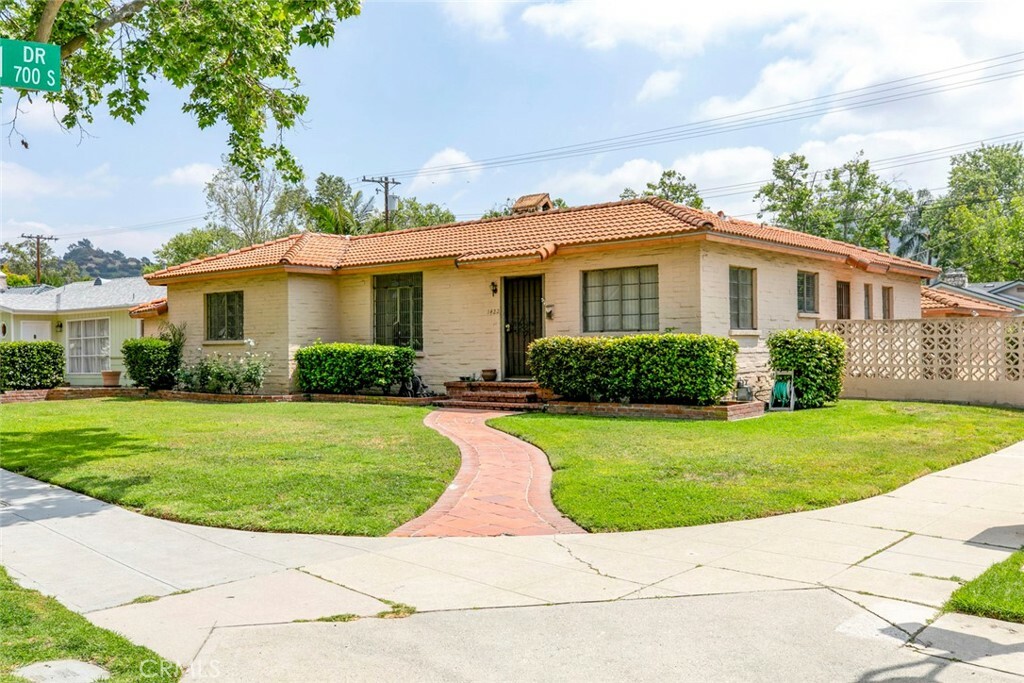 Property Photo: 1422 W Riverside Drive CA 91506