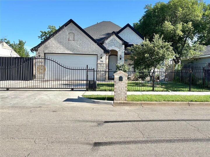 Property Photo:  2512 Highcrest Avenue  TX 76111 