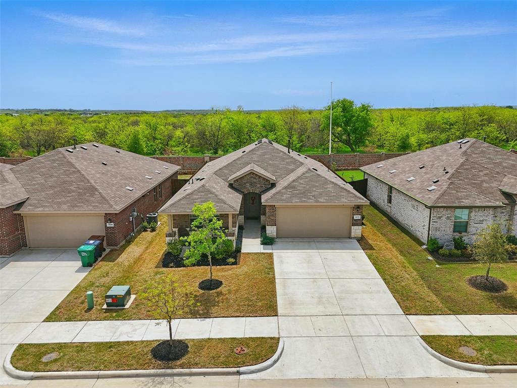 Property Photo: 3613 Ridgeway Lane TX 76226
