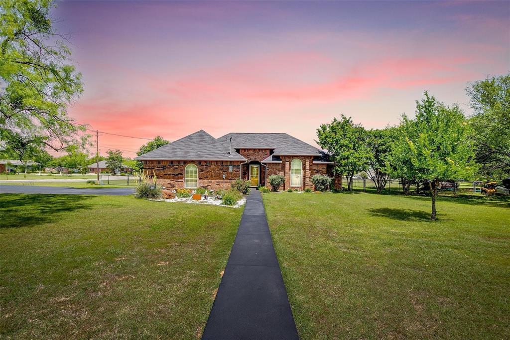 Property Photo: 602 Newlin Lane TX 76048