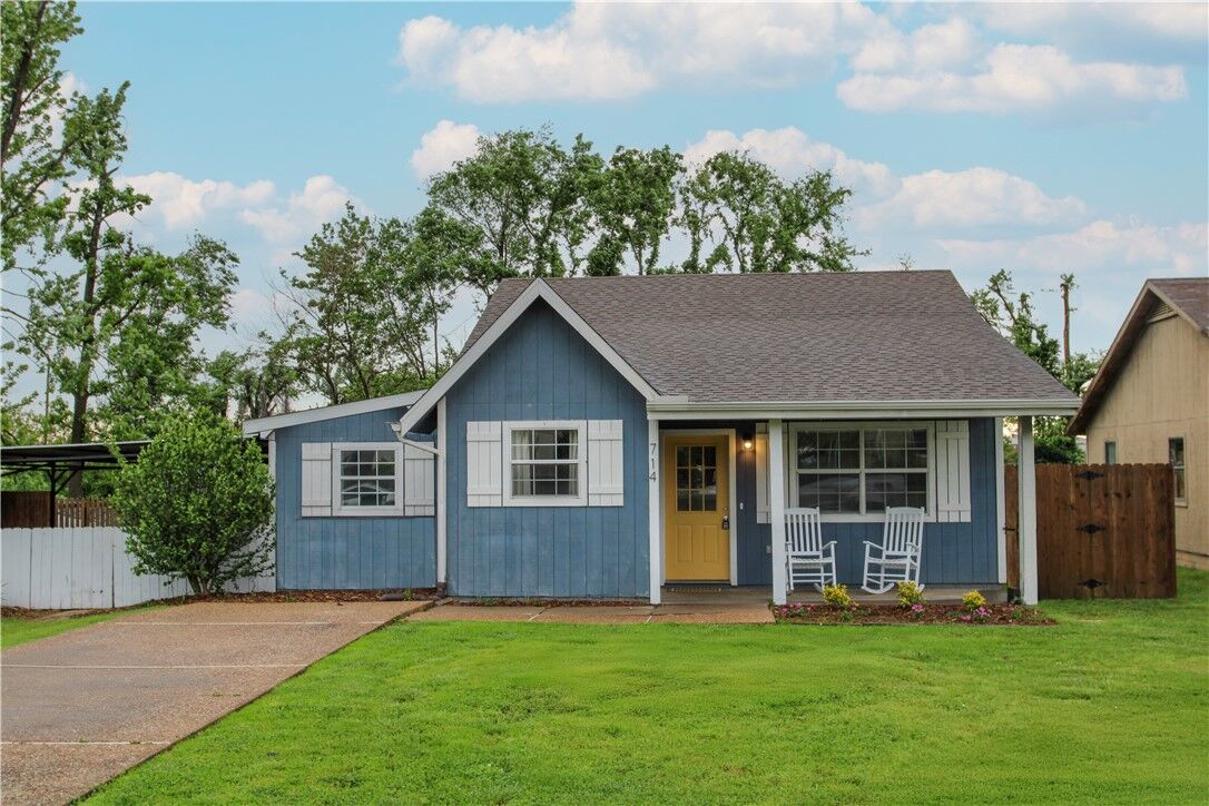 Property Photo:  714 N 5th Street  AR 72756 