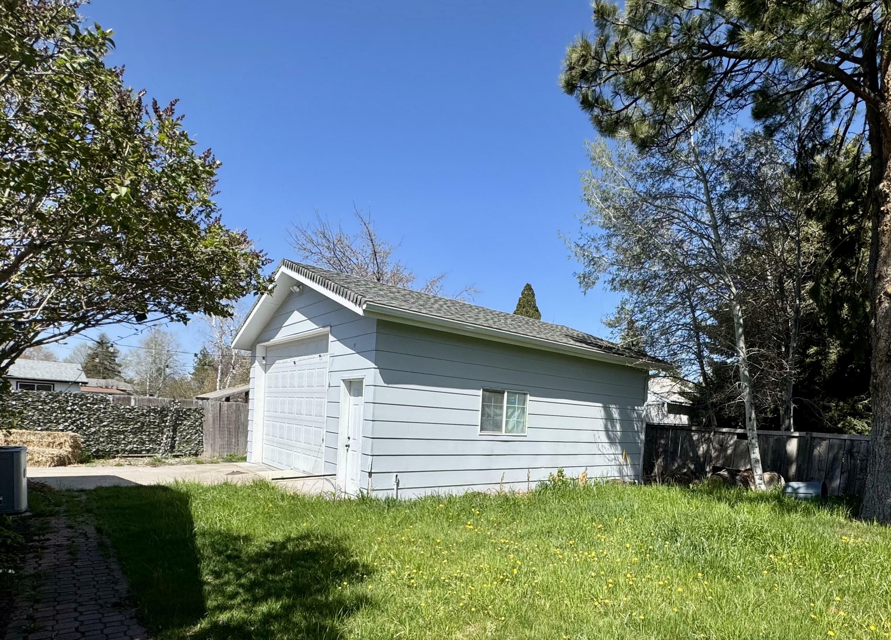 Property Photo: 5819 Southgate Drive OR 97603