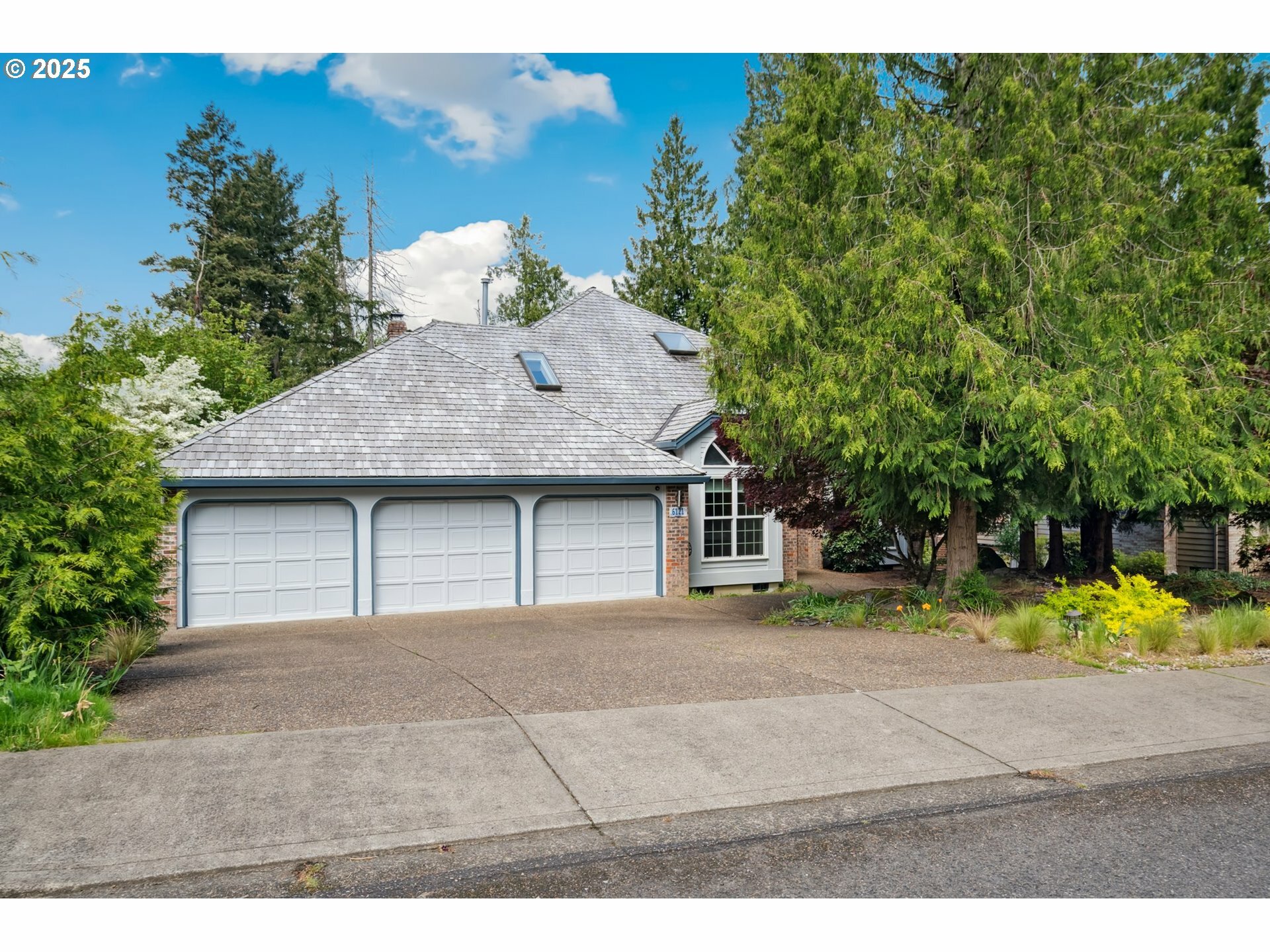Property Photo: 6121 SW Orchid Dr OR 97219