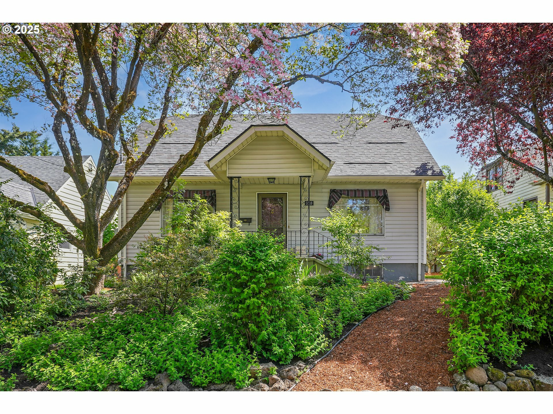 Property Photo: 5516 NE 28th Ave OR 97211