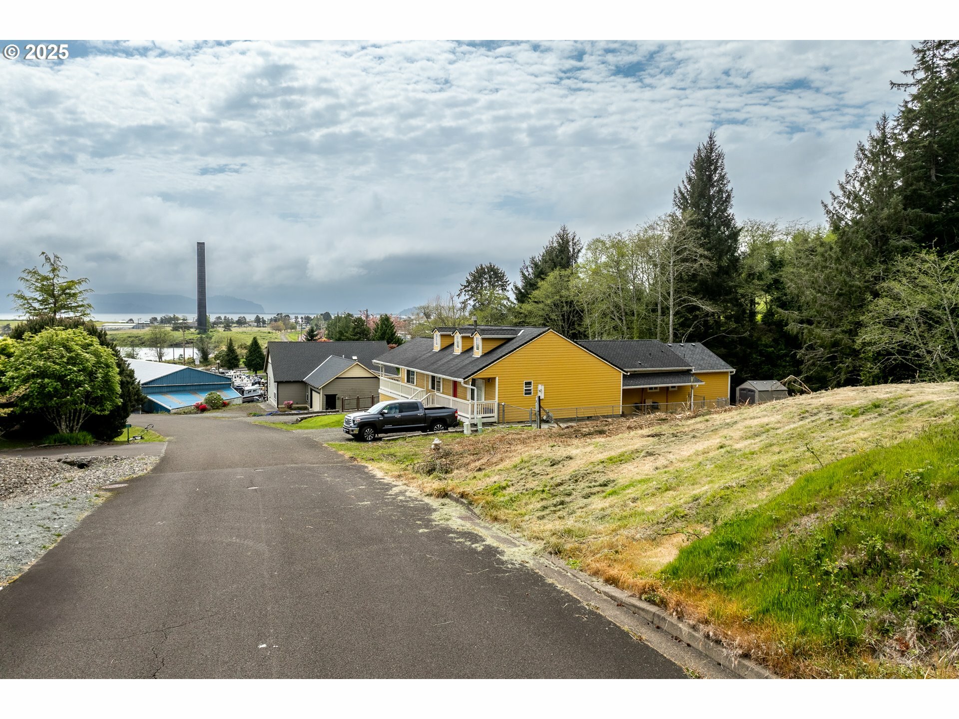 Property Photo: 105 Franklin Dr OR 97118