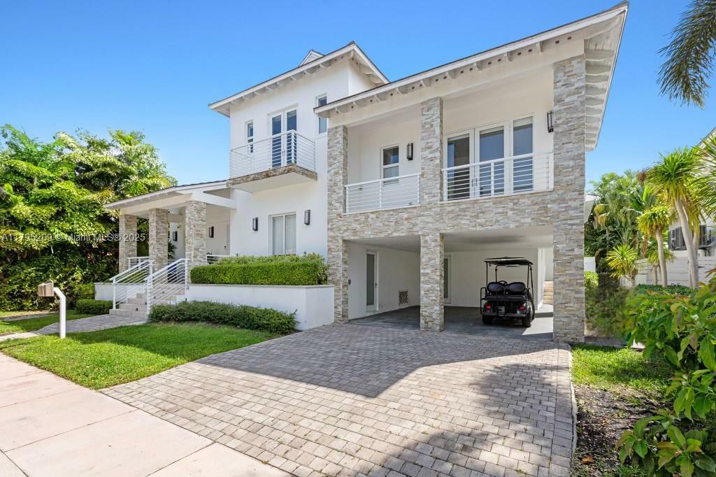 Property Photo: 689 Glenridge Rd FL 33149