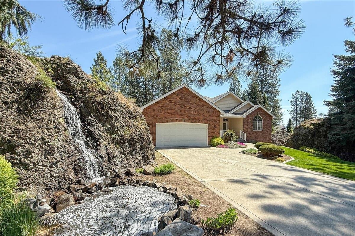 Property Photo: 6916 N East Bluff Ct WA 99208