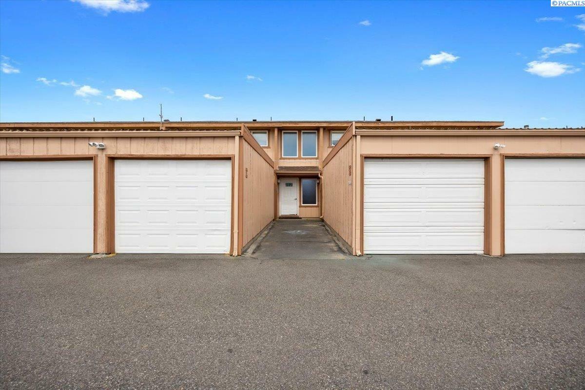 Property Photo: 3121 W Hood Ave E101 WA 99336