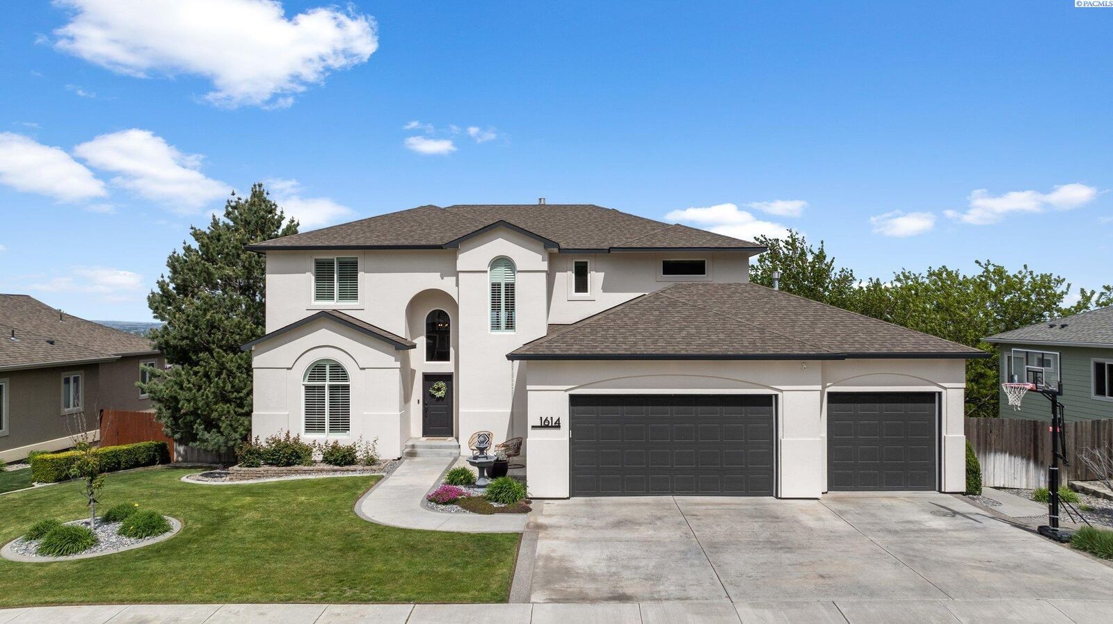 Property Photo: 1614 W 51st Avenue WA 99337