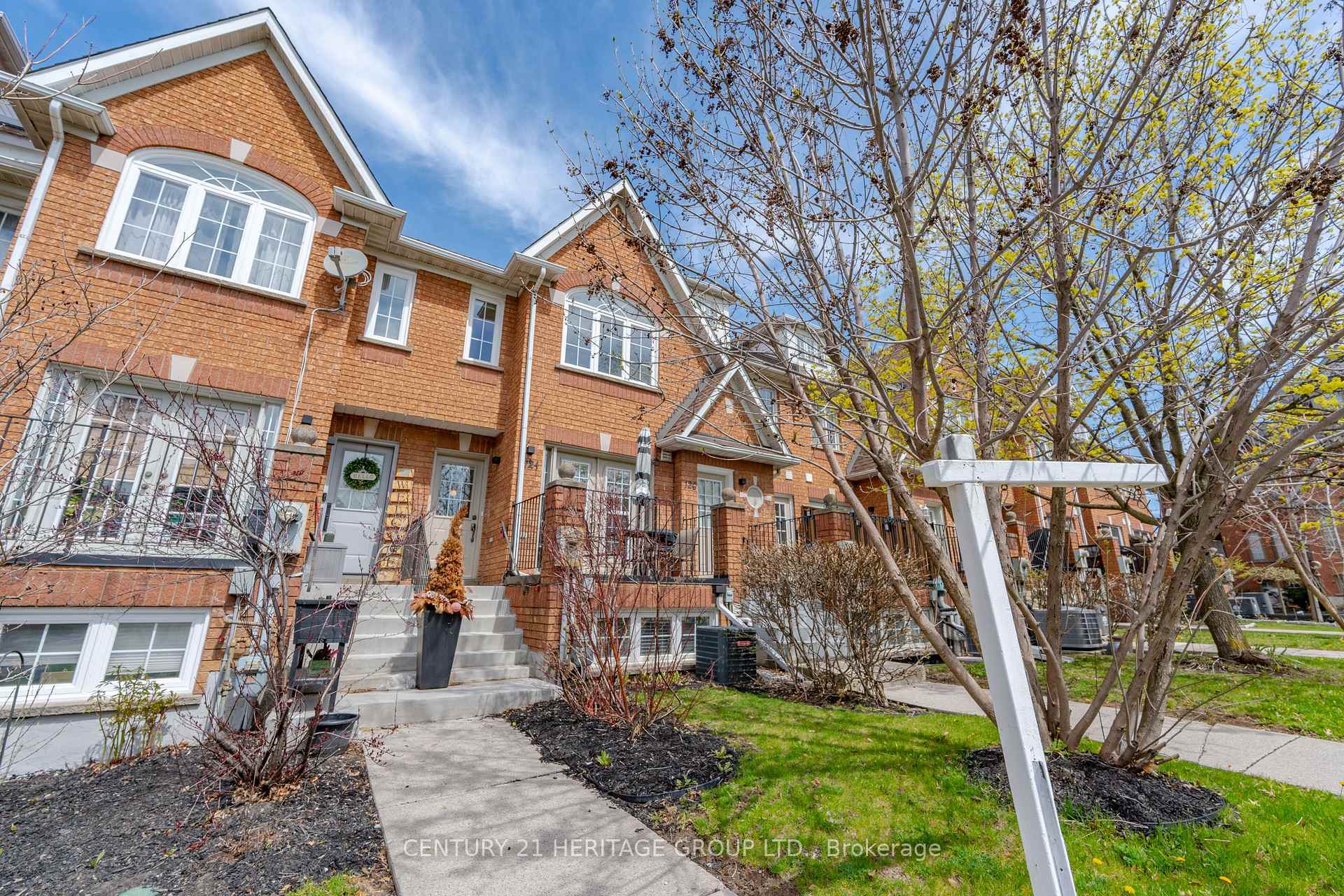 Photo de la propriété: 124 Rory Road ON M6L 3G4