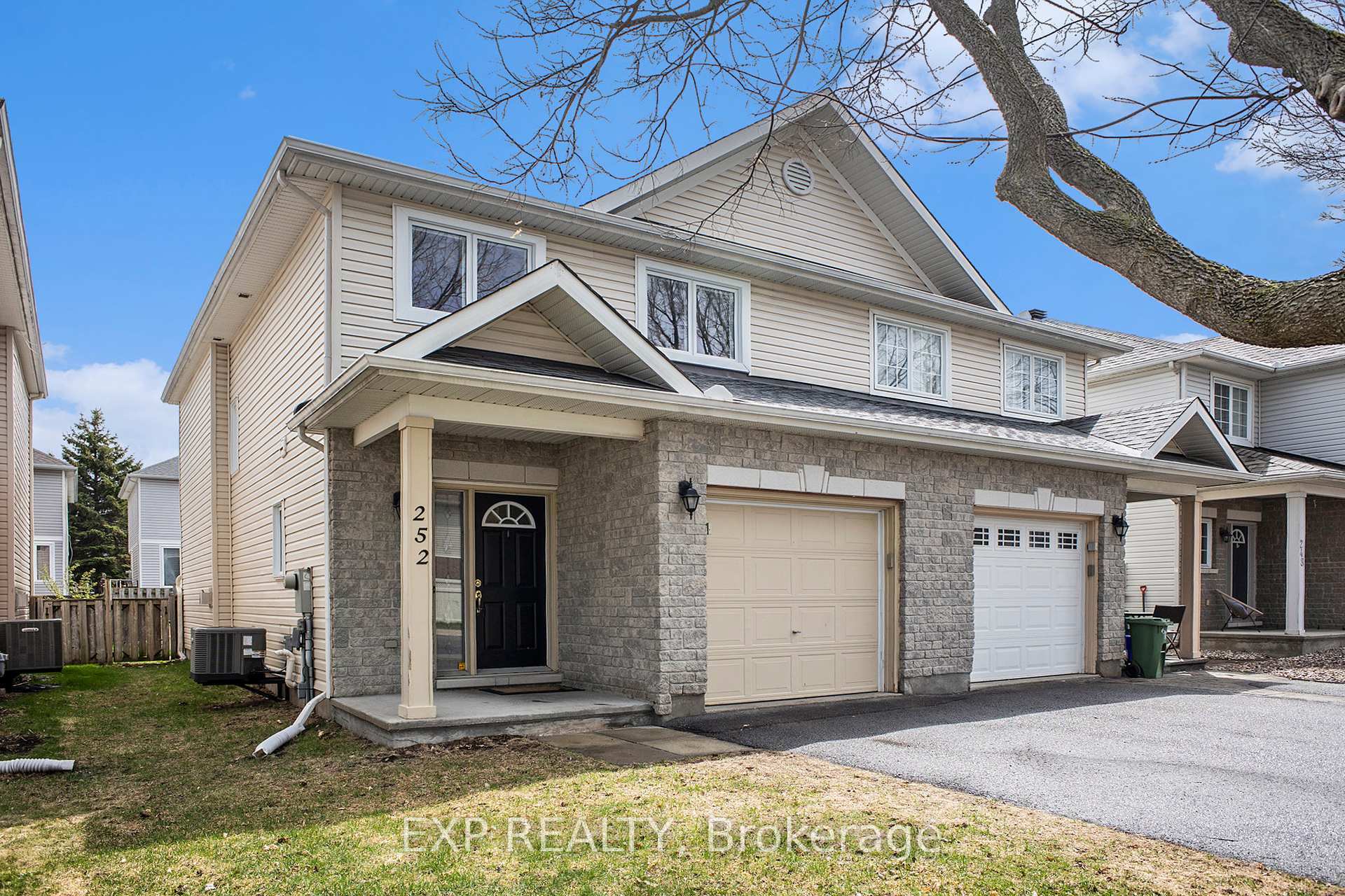 Photo de la propriété: 252 Deerfox Drive ON K2J 4Z2