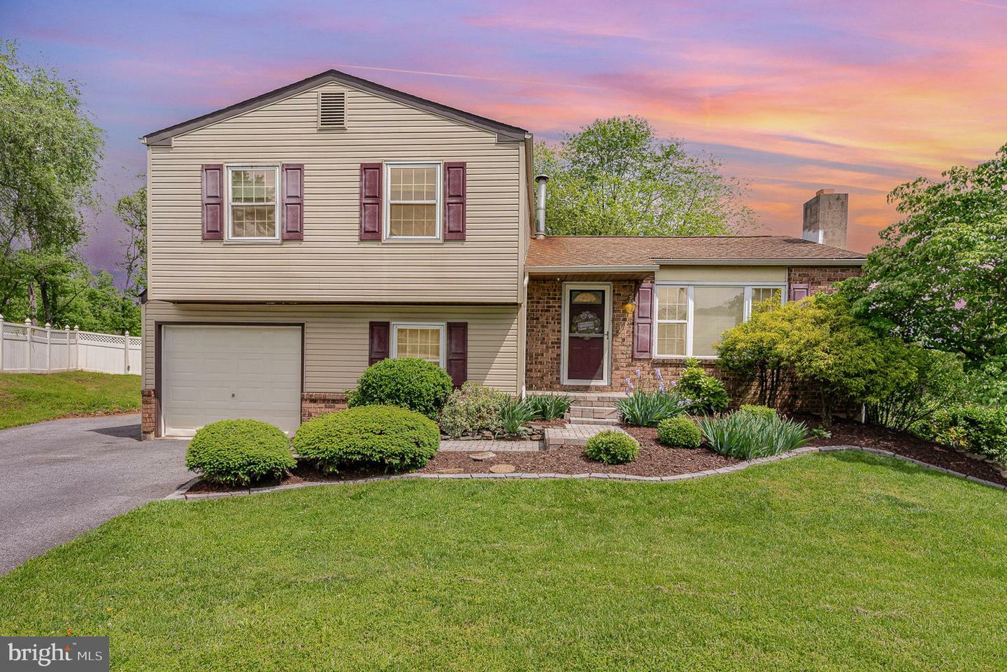 Property Photo: 602 Oriole Court PA 17111