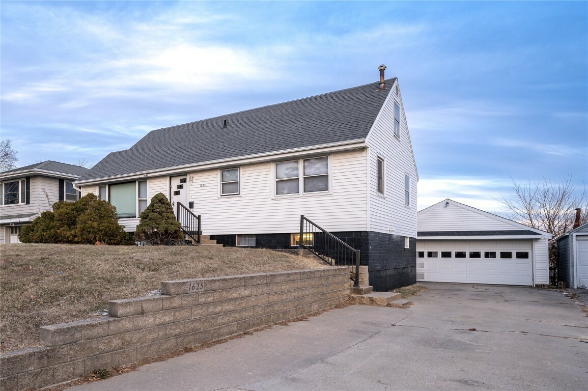 Property Photo: 1625 11th Street NW IA 52405