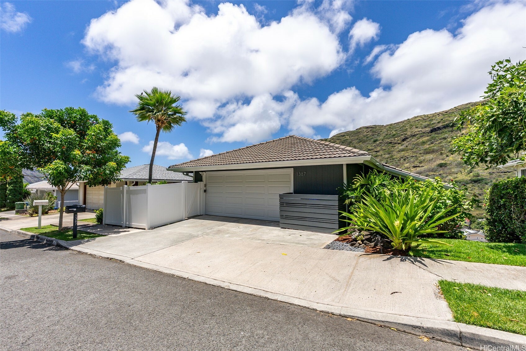 Property Photo: 1387 Miloiki Street HI 96825