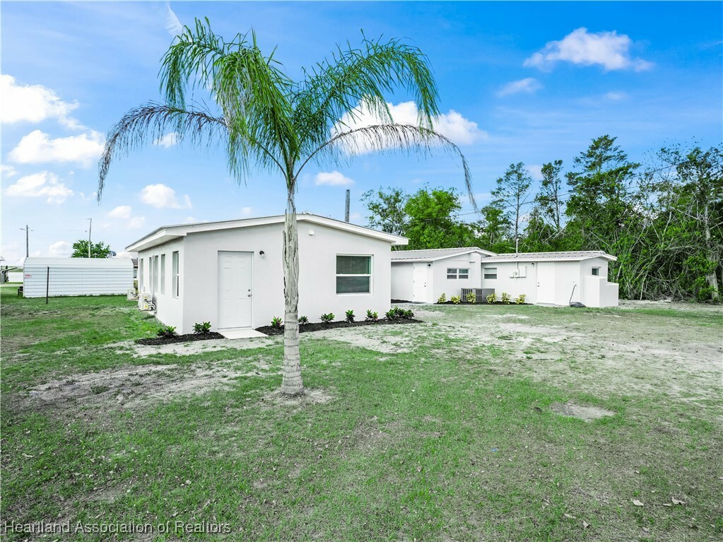 Property Photo: 1802 E Claradge Avenue FL 33825