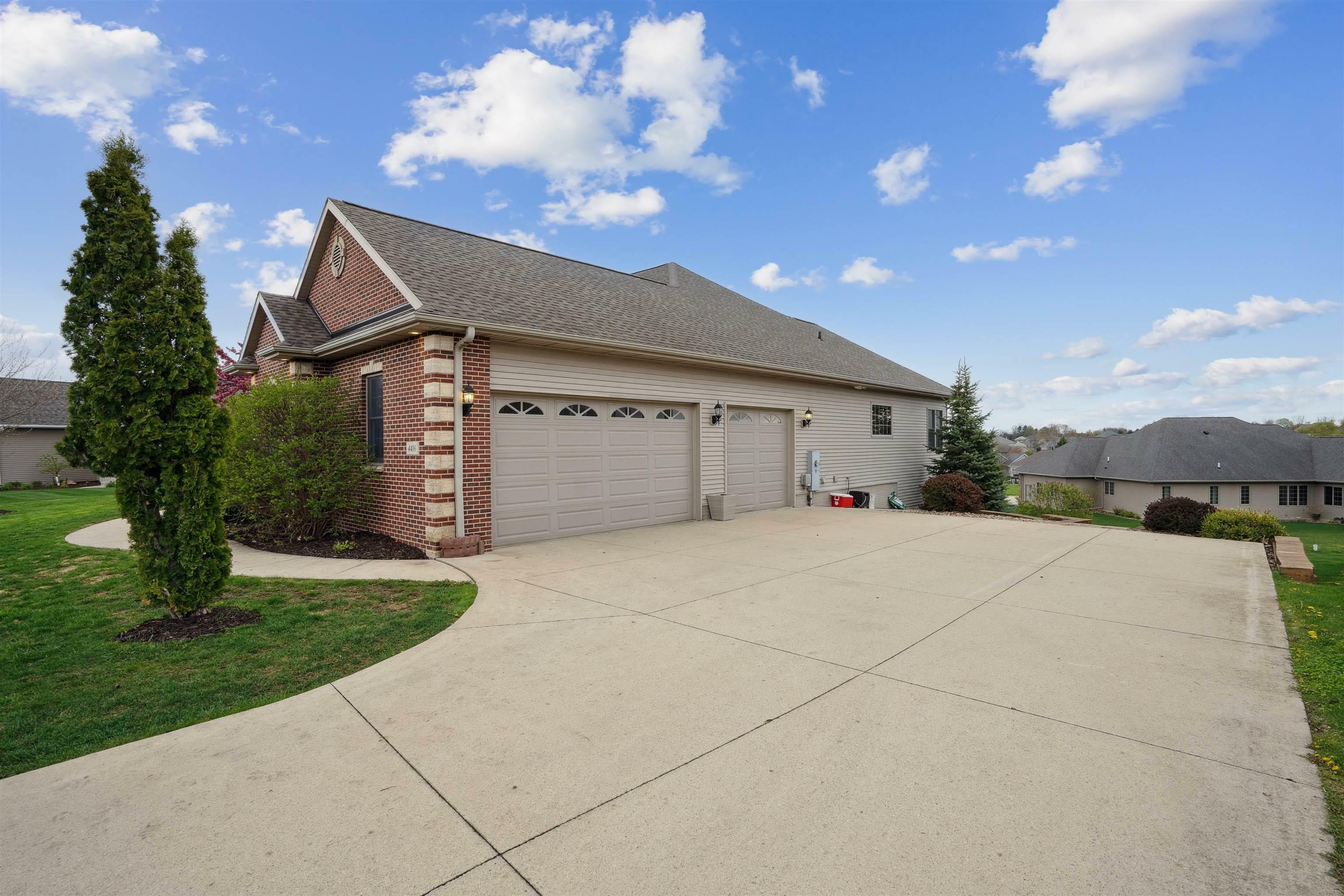 Property Photo: 4416 Wynnewood Drive IA 50613