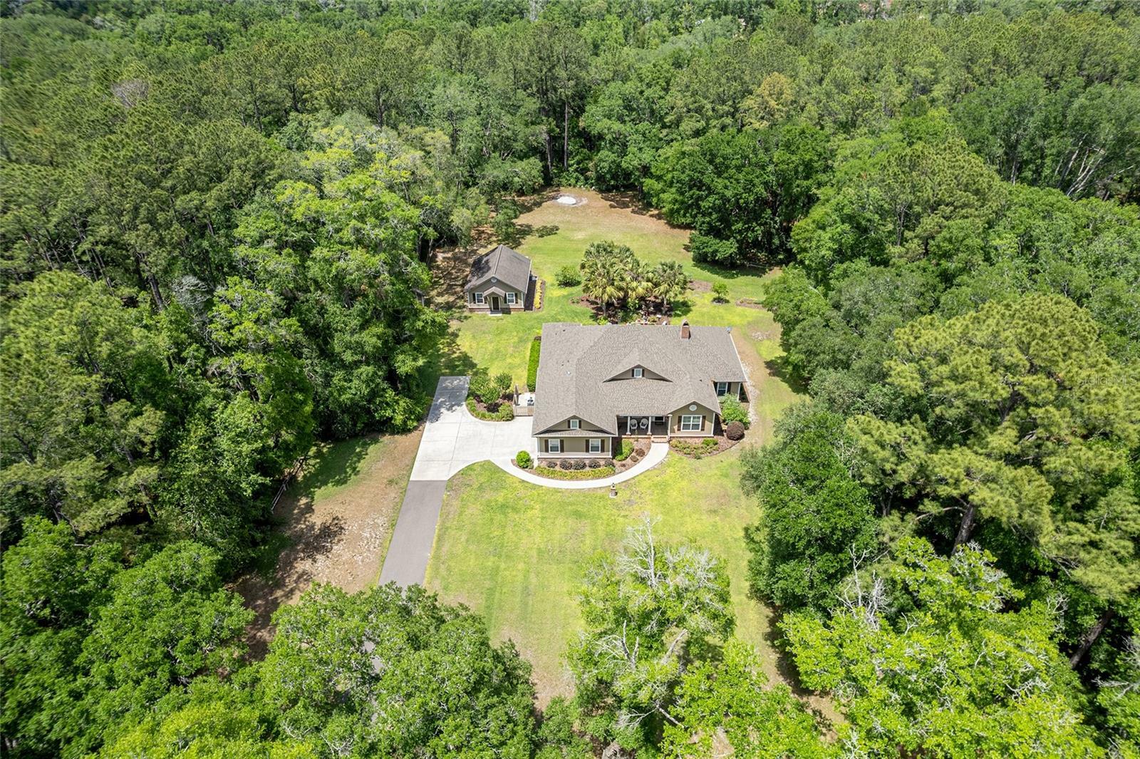 Property Photo: 19138 NW 76th Avenue FL 32615