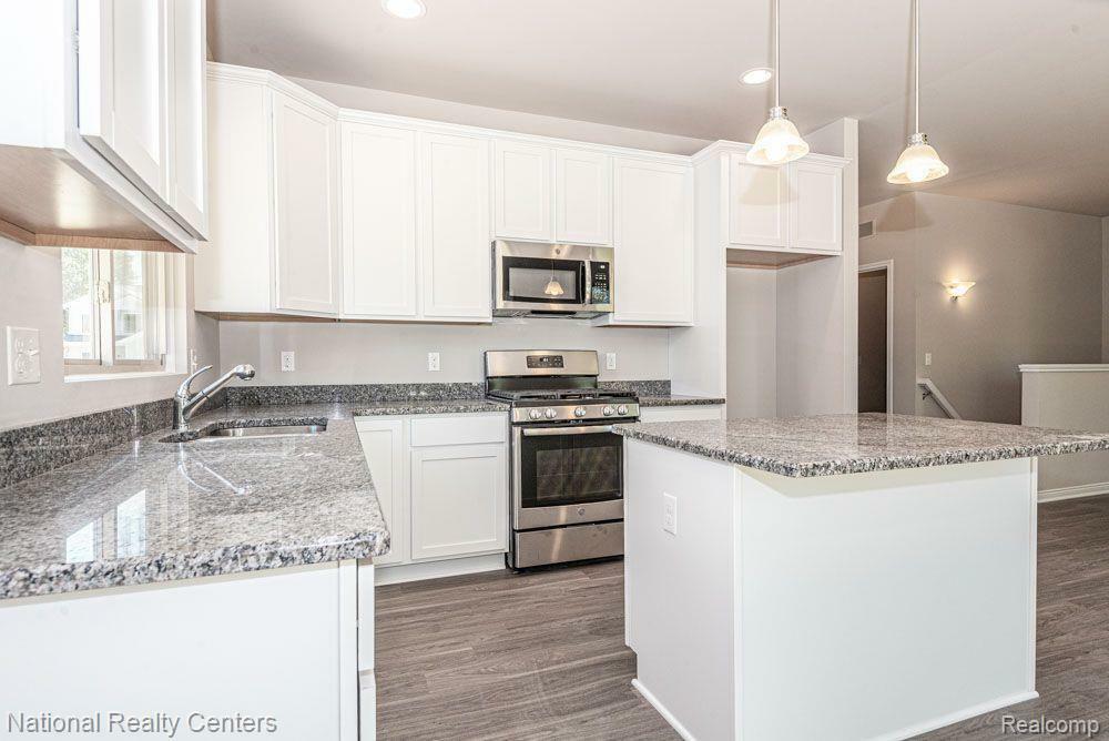 Property Photo: 305 Devonshire Drive MI 48446 4798