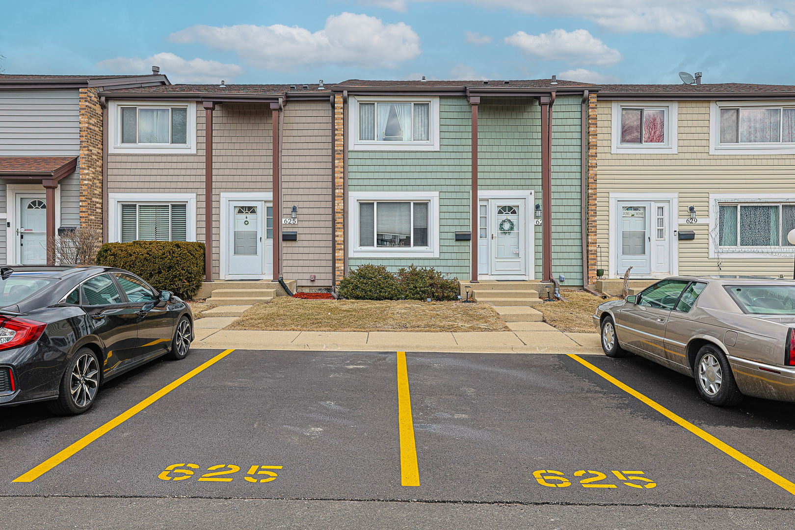 Property Photo: 625 Ivy Court IL 60090