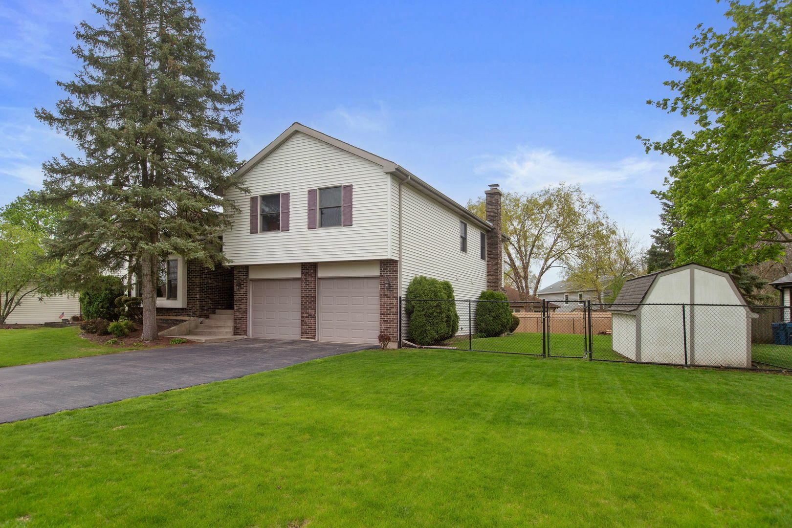 Property Photo: 759 Dunmore Lane IL 60103