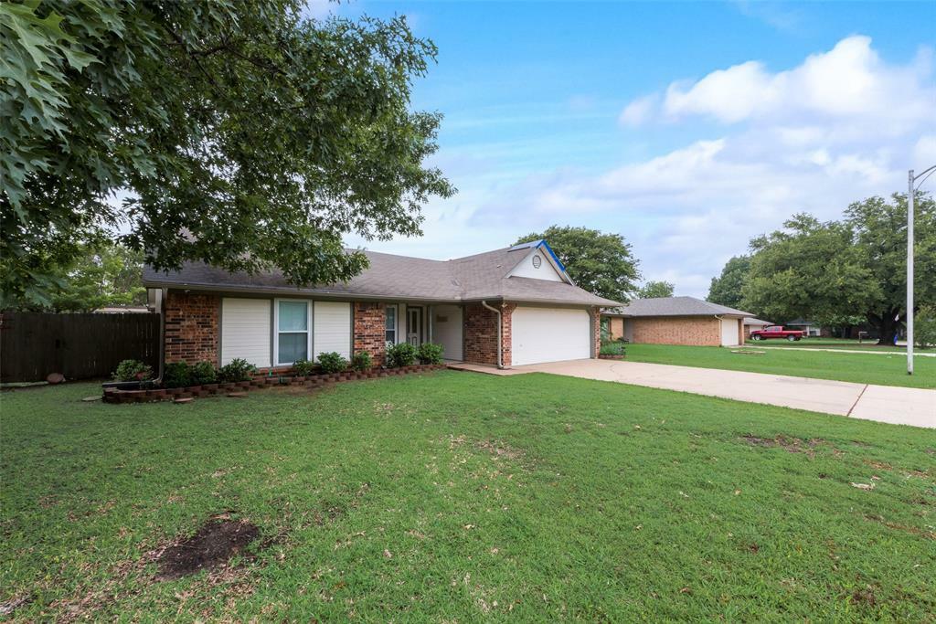 Property Photo: 728 Kensington Lane TX 76063