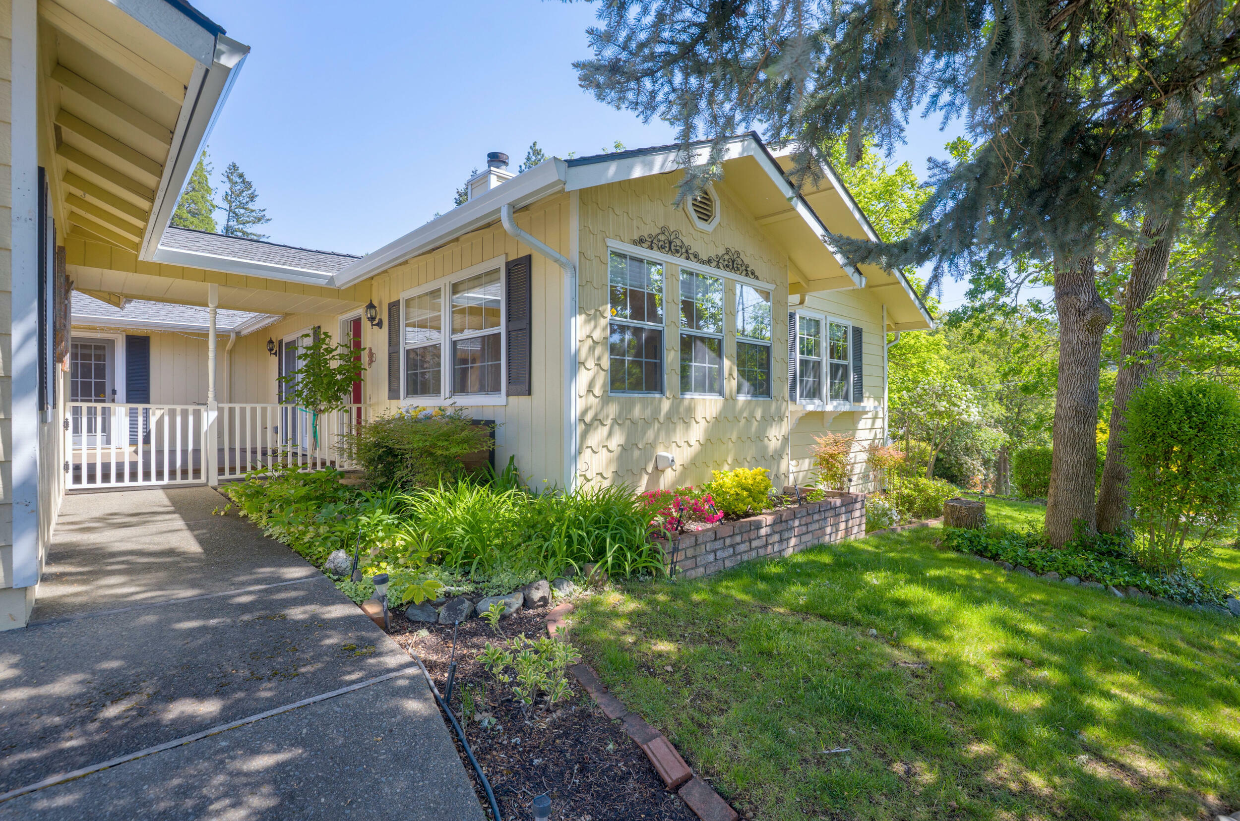 Property Photo: 700 NW Bellevue Place OR 97526