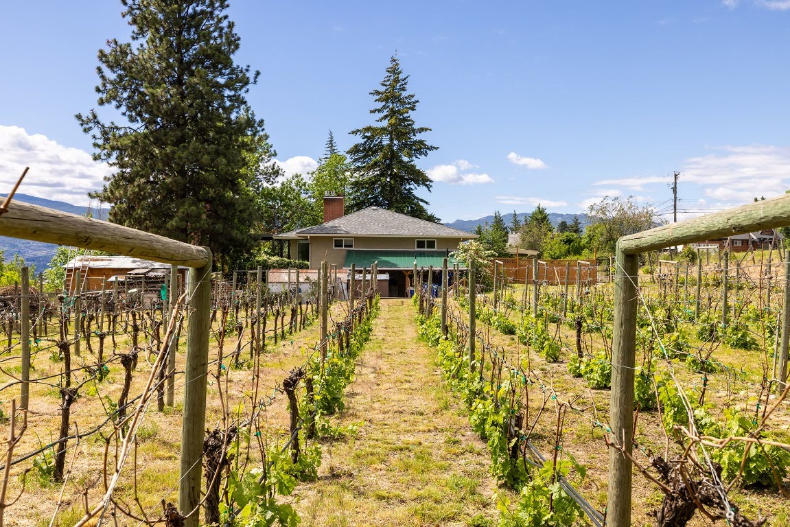 Photo de la propriété: 852 Stuart Road BC V1Z 1G9