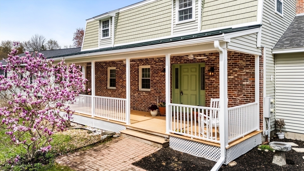 Property Photo:  534 Hooksett  NH 03032 