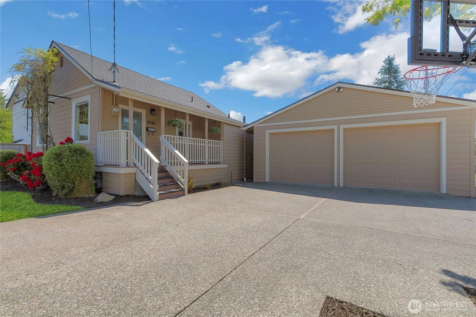 Property Photo: 2016 Initial Avenue WA 98022