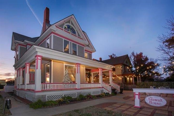 Property Photo:  1109 N Topeka St  KS 67214 