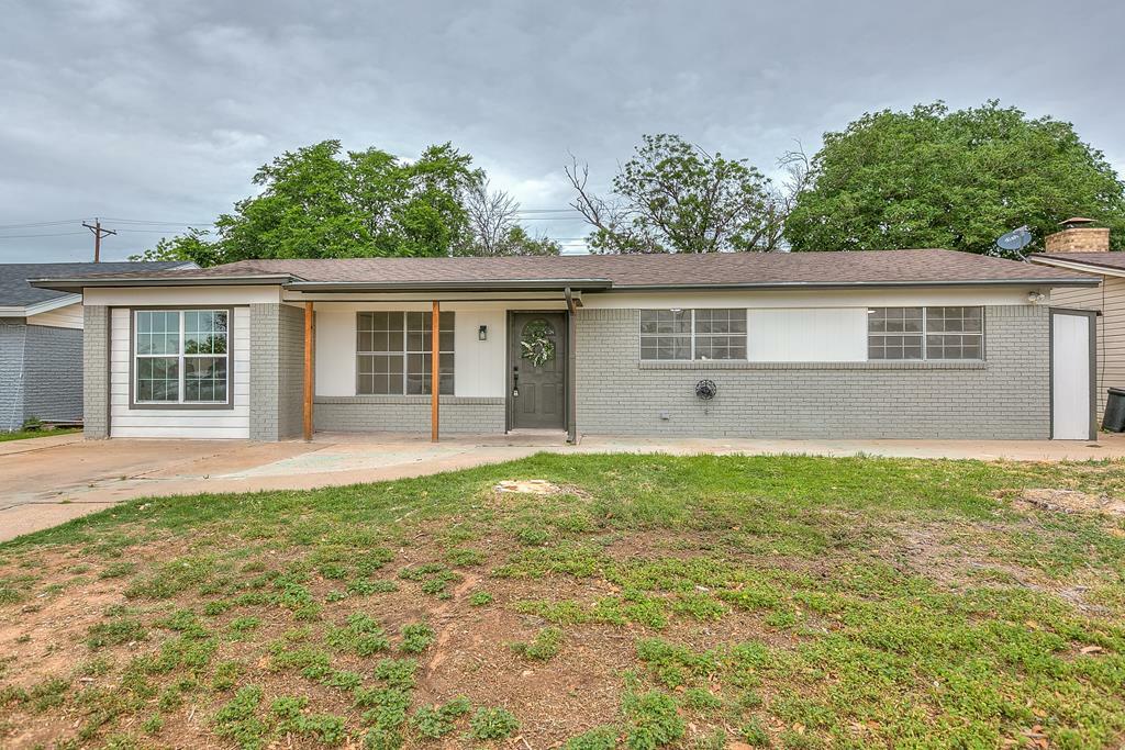 Property Photo: 806 E 42nd St TX 76903