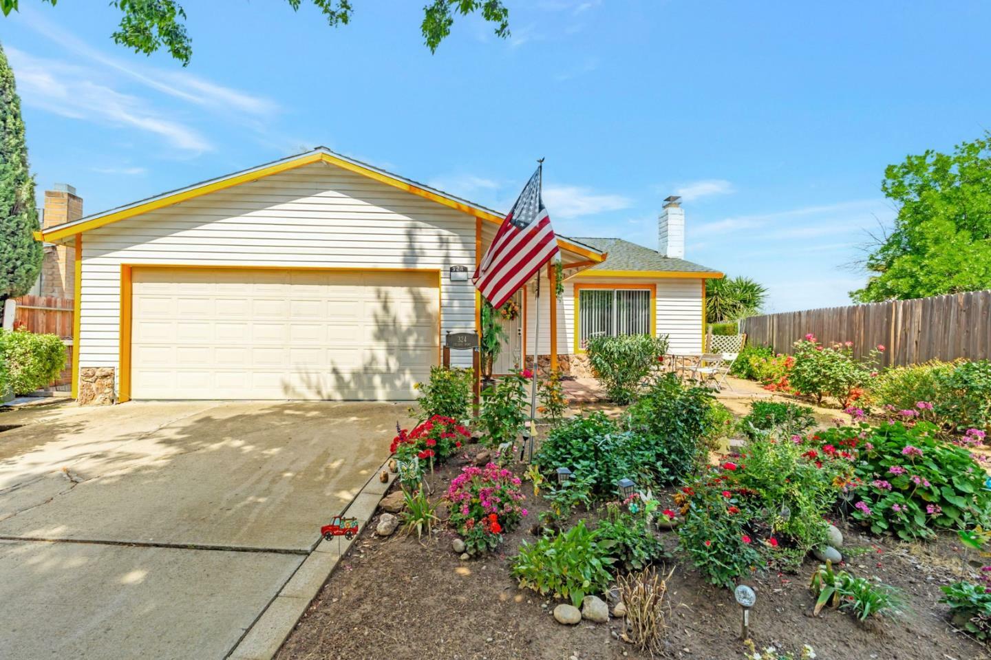 Property Photo: 324 Barros Street CA 95363
