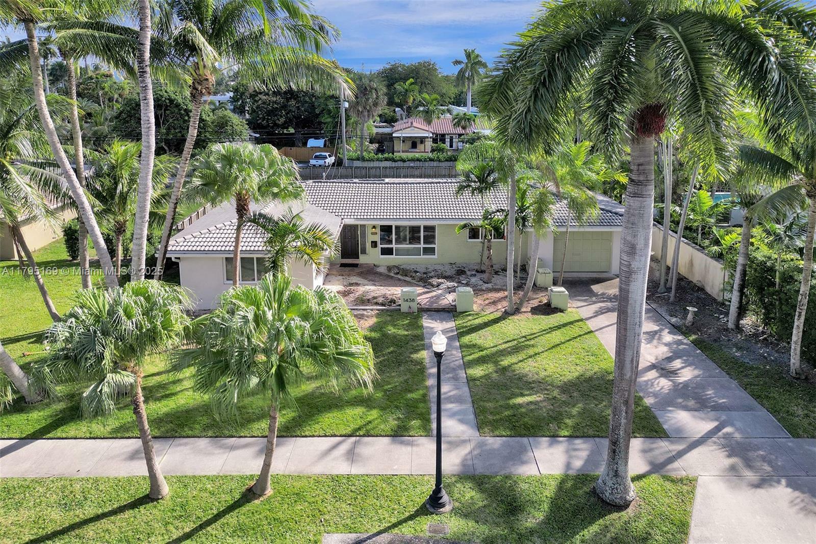 Property Photo: 1438 Harrison St FL 33020