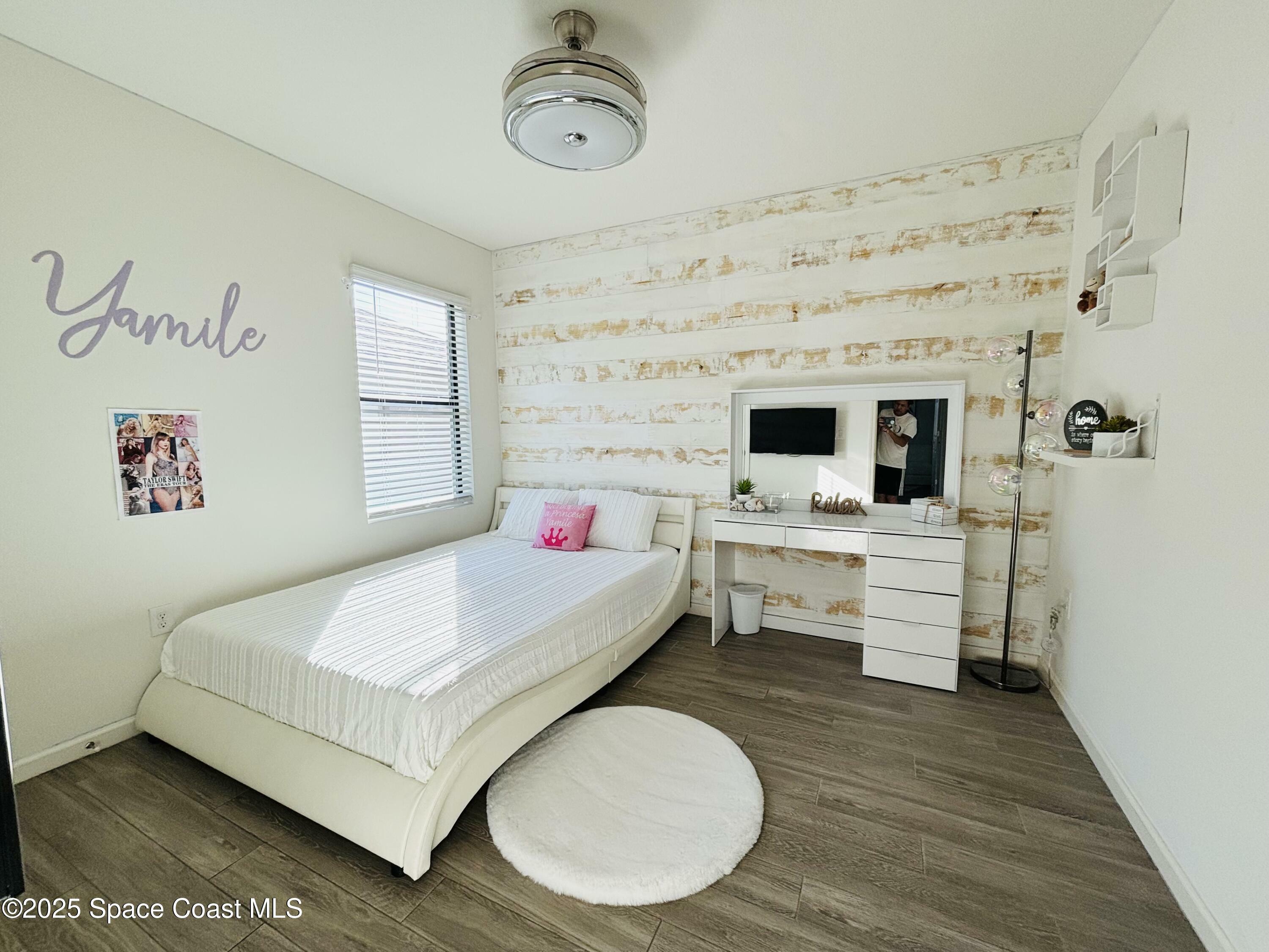 Property Photo: 841 Old Country Road SE FL 32909