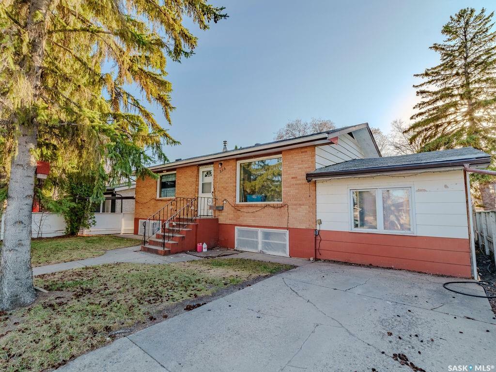 Property Photo: 1525 Empress Avenue SK S7K 3G4