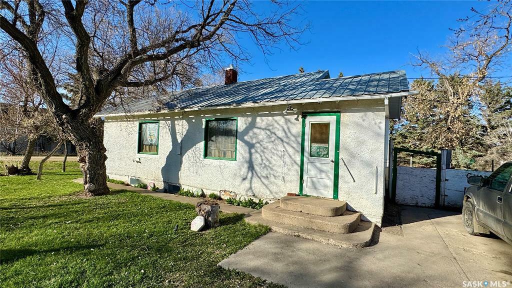 Property Photo: 351 4th Street SK S0G 0V0