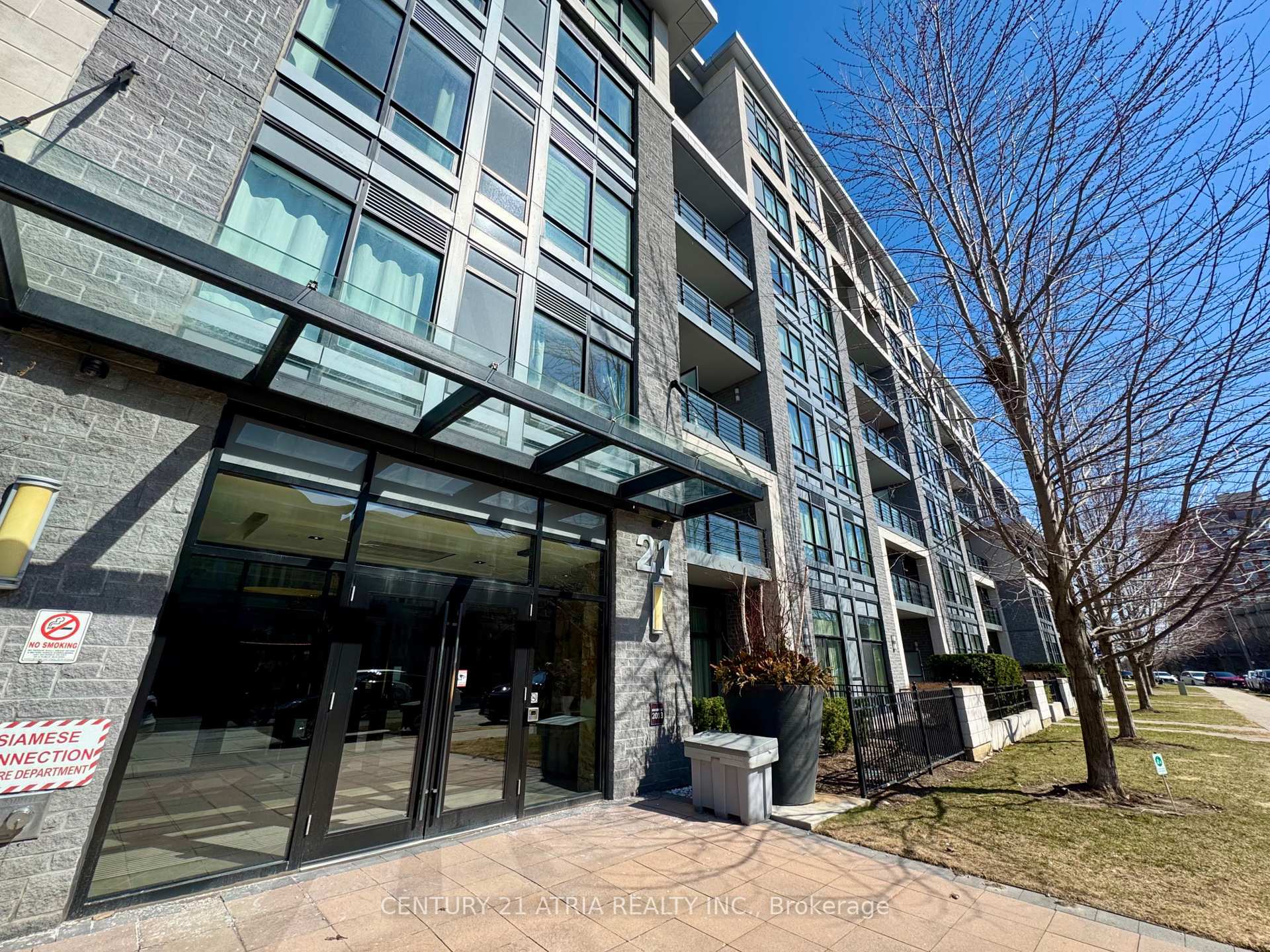 Property Photo: 21 Clairtrell Road 320 ON M2N 5J7