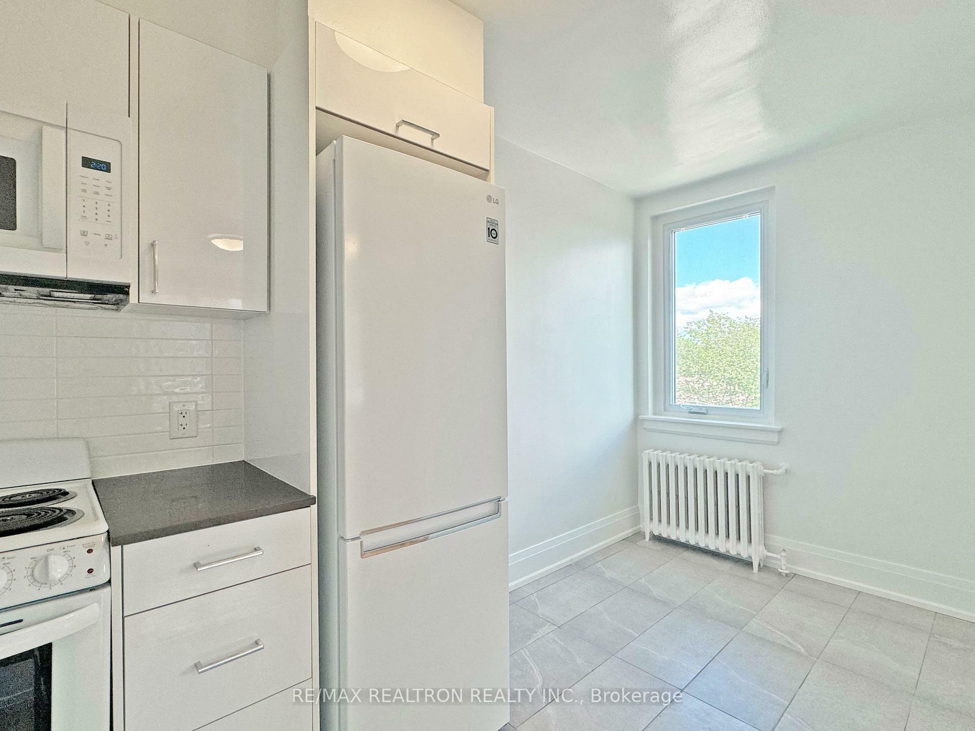 Property Photo:  398 Avenue Road 221  ON M4V 2H5 
