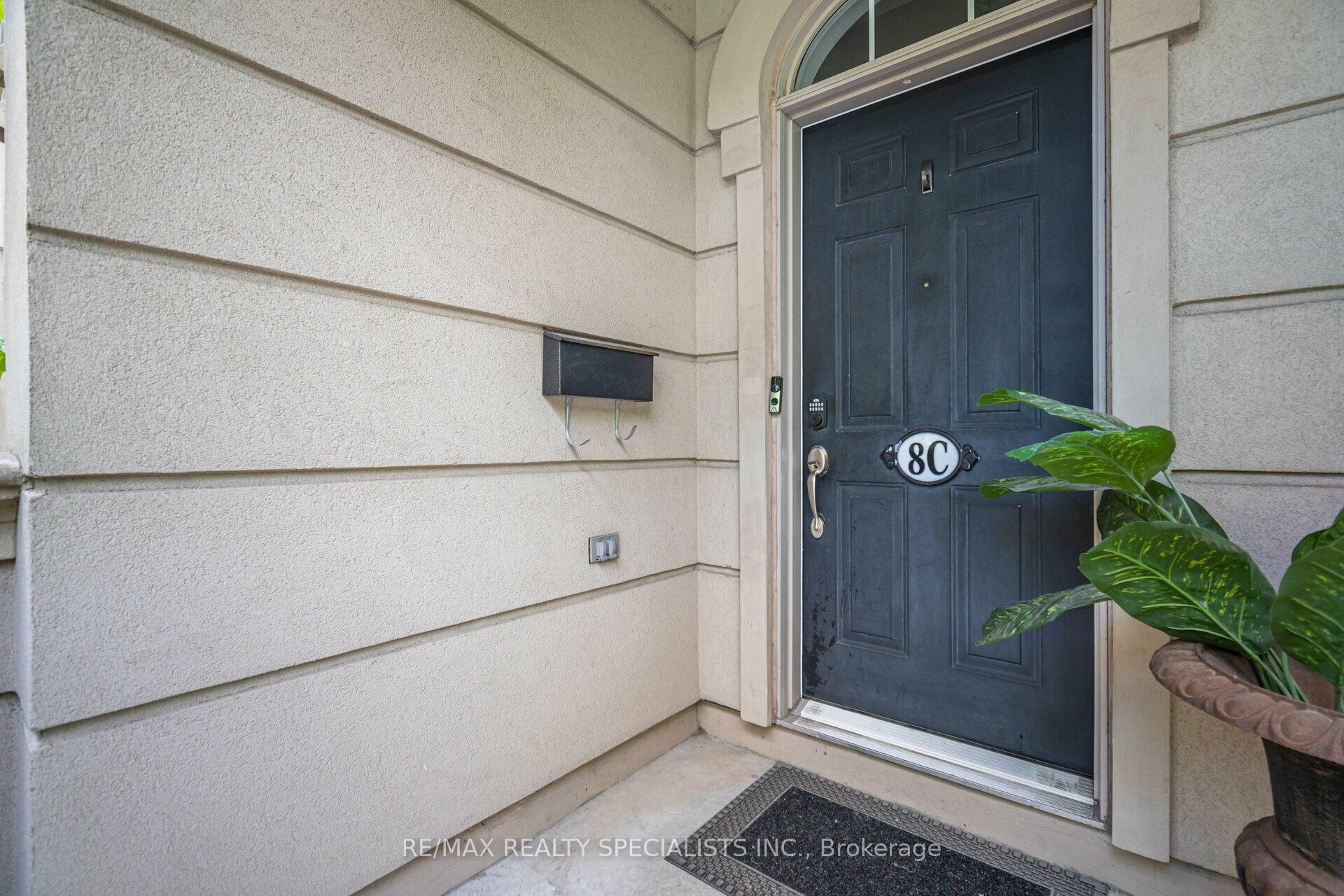 Property Photo: 8C Clairtrell Road ON M2N 5J6