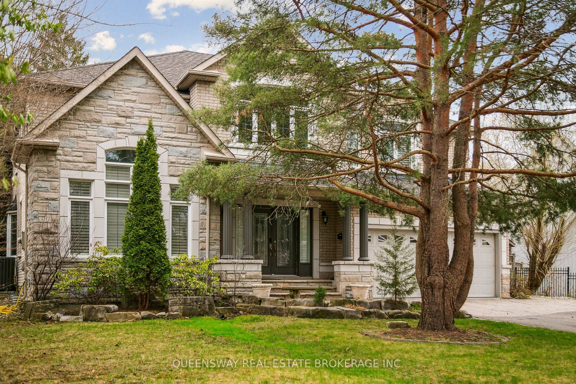Property Photo: 1371 Chriseden Drive ON L5H 1V1