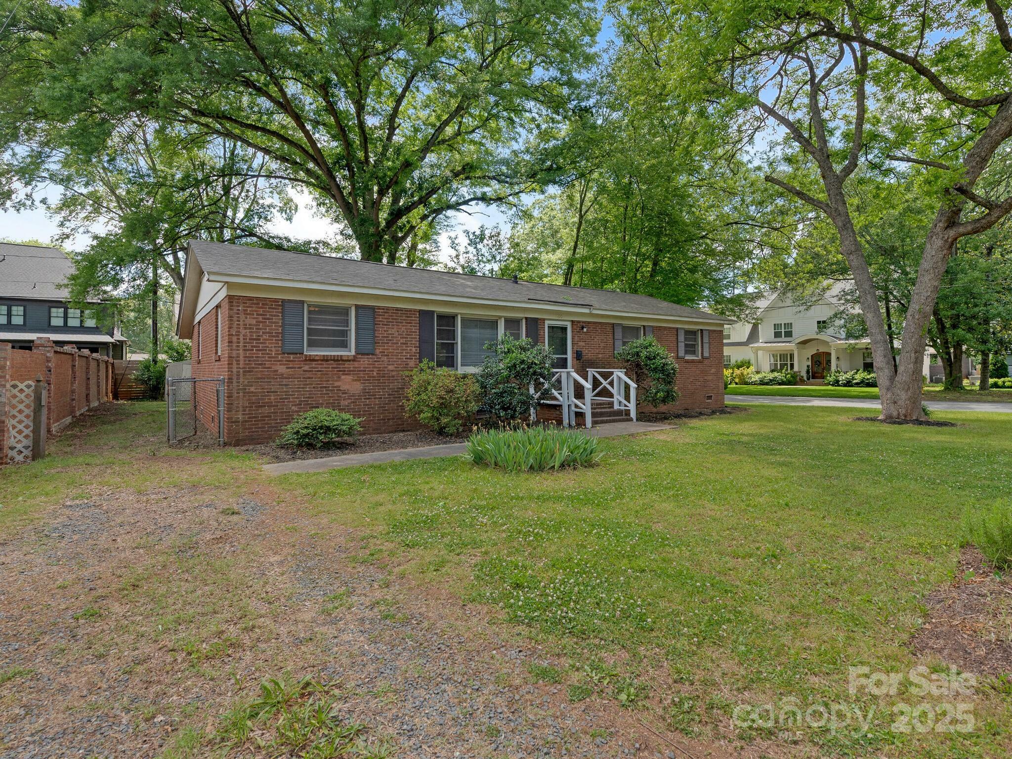 Property Photo: 1100 Clawson Court NC 28209