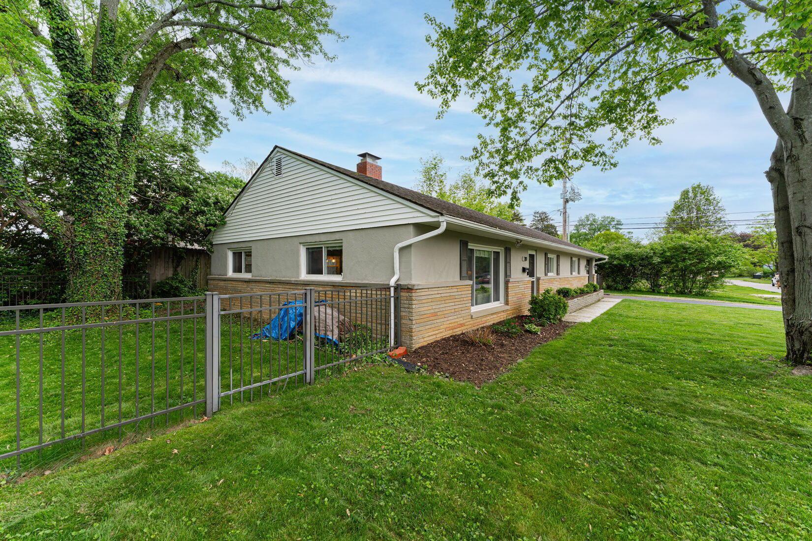 Property Photo: 2101 Eastcleft Drive OH 43221