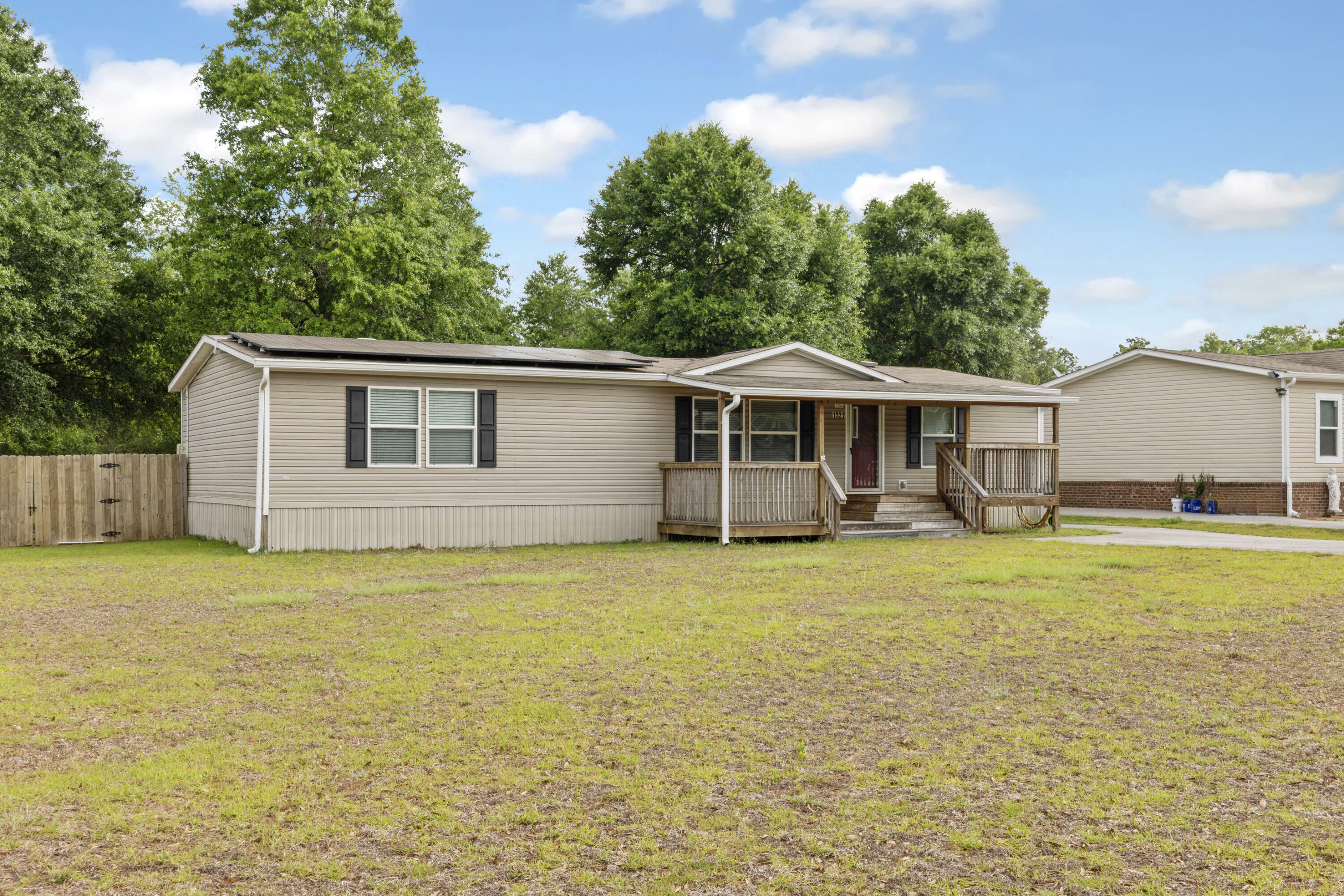 Property Photo: 1521 Trotter Way FL 32531