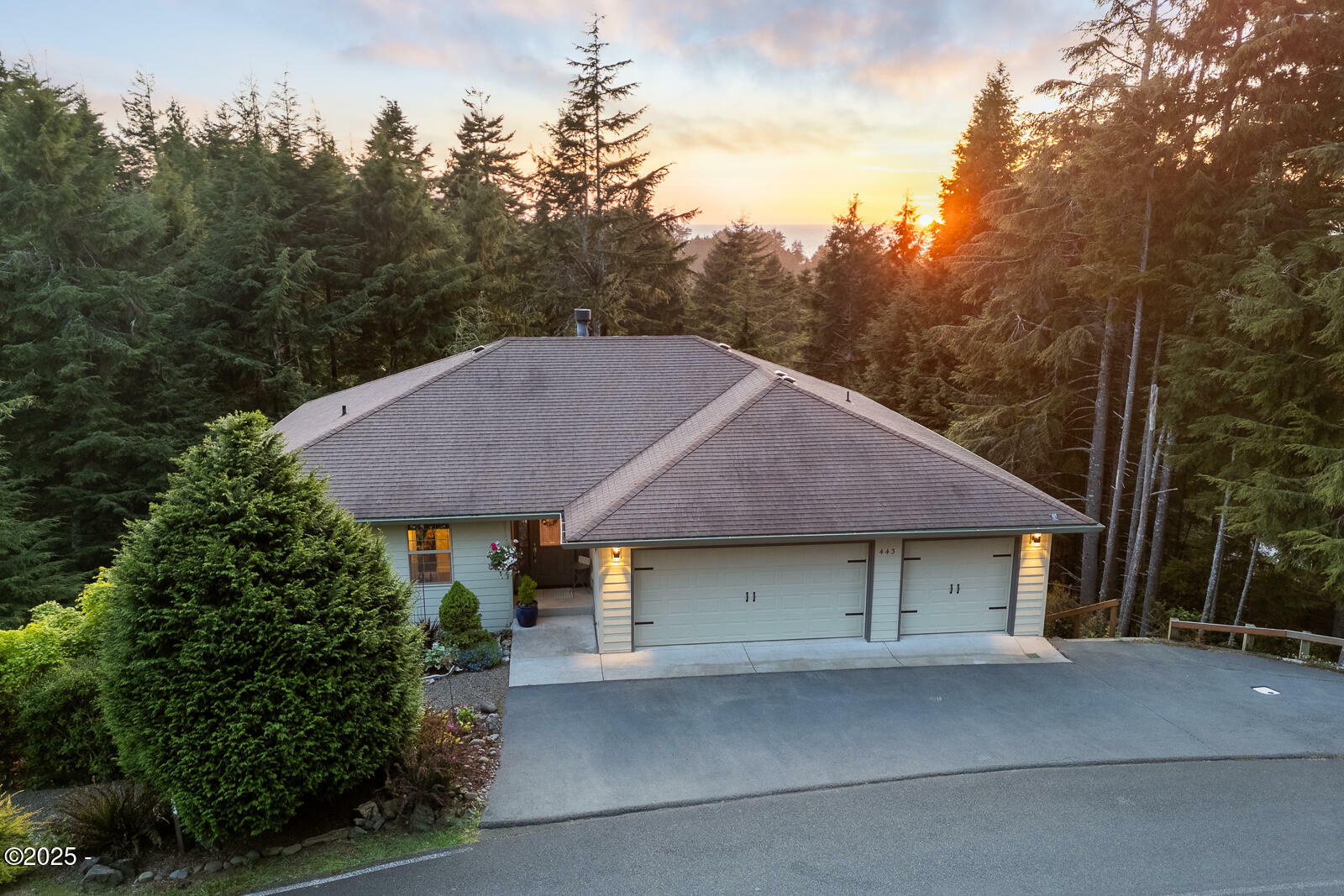 Property Photo: 443 Siletz View Lane OR 97388