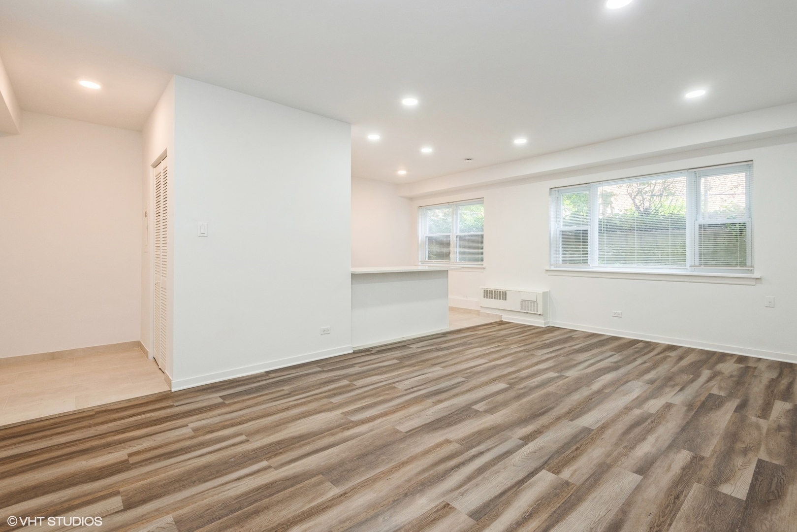 Property Photo: 2424 W Estes Avenue 1G IL 60645