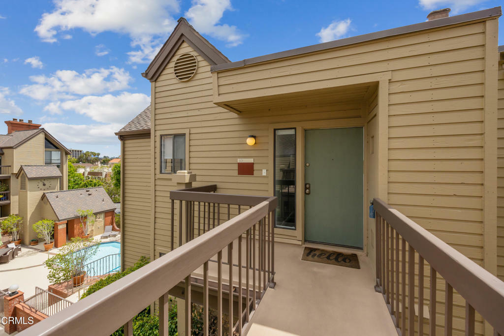 Property Photo:  835 S Lucerne Boulevard 301  CA 90005 