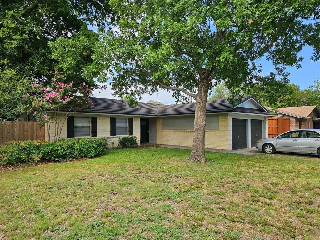 Property Photo: 220 Bluebird Circle TX 76209