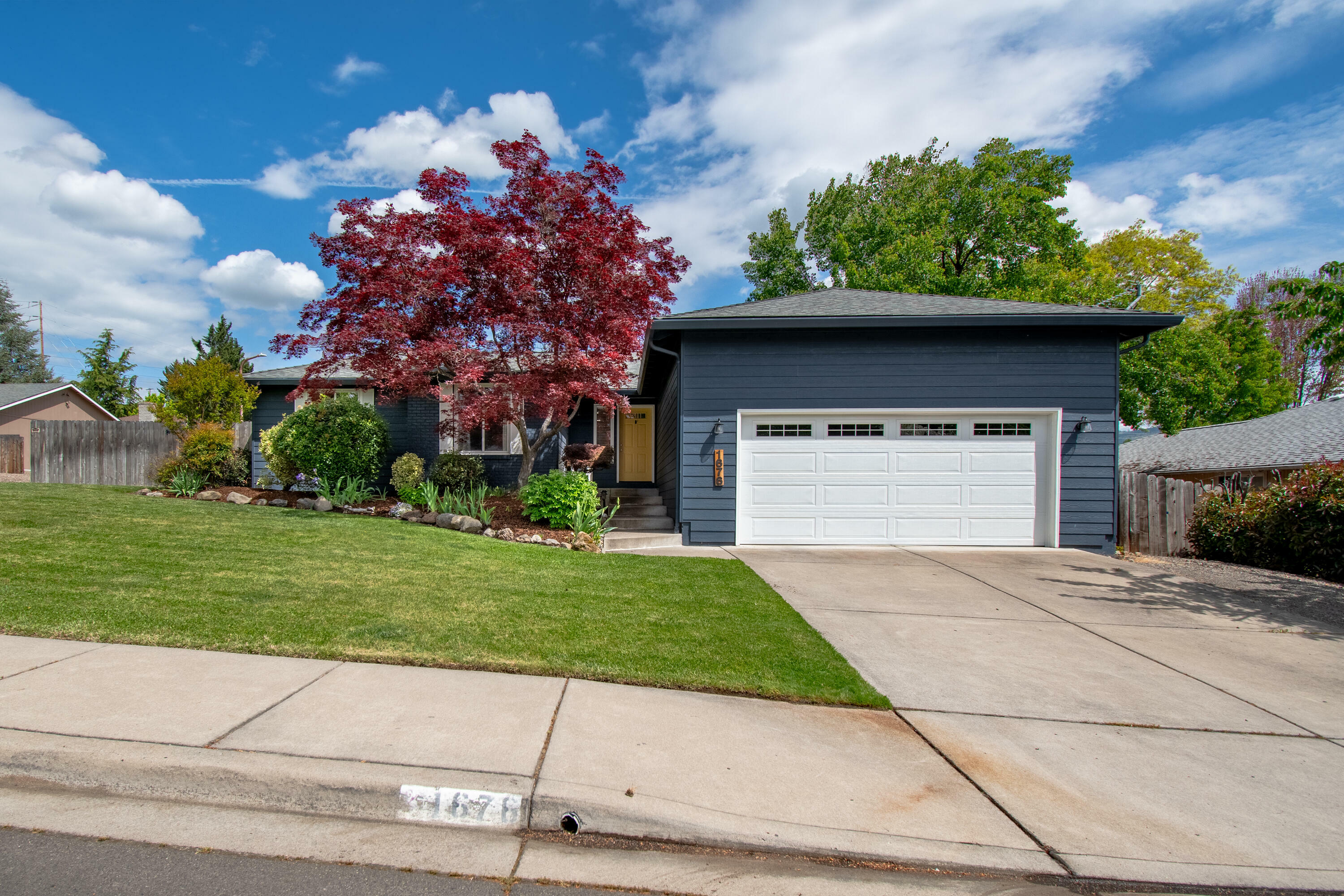 Property Photo: 1676 Edgevale Avenue OR 97504
